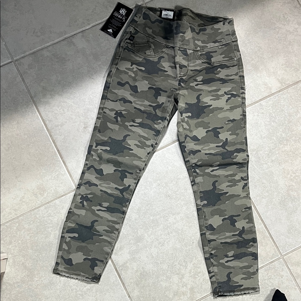 Rock & Republic Camo Print Women's Capris